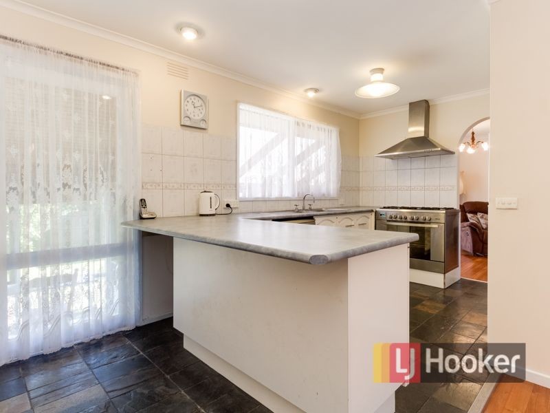 31 Isaac Smith Crescent, Endeavour Hills VIC 3802