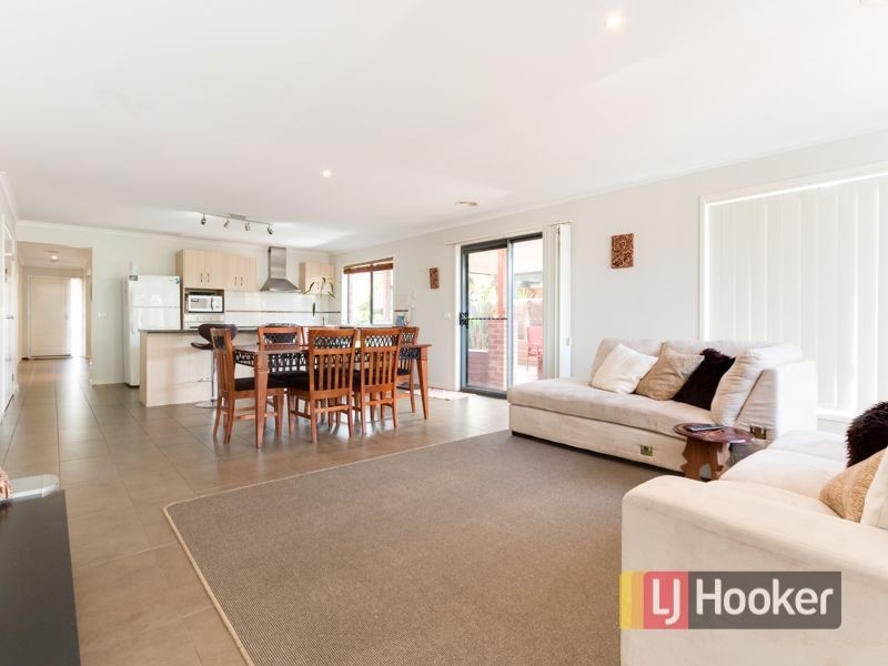 8 Cromwell Lane, Cranbourne East VIC 3977