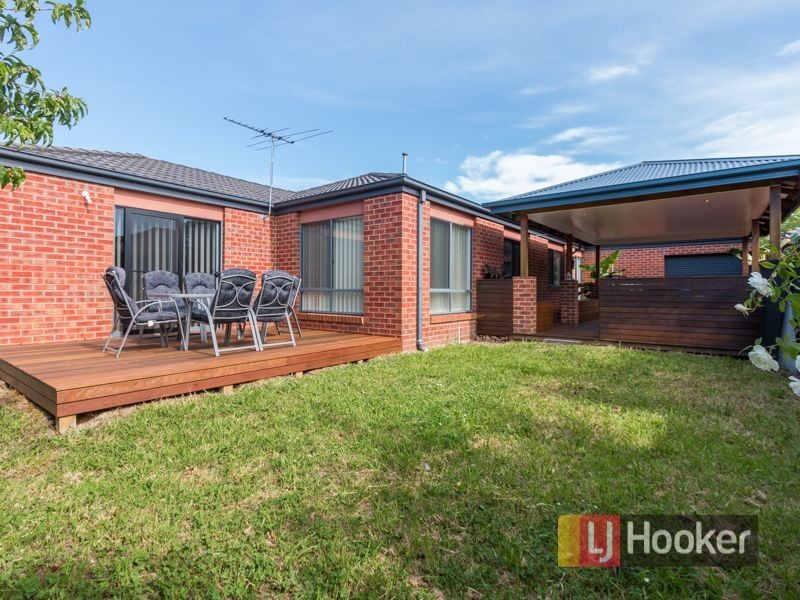 8 Cromwell Lane, Cranbourne East VIC 3977