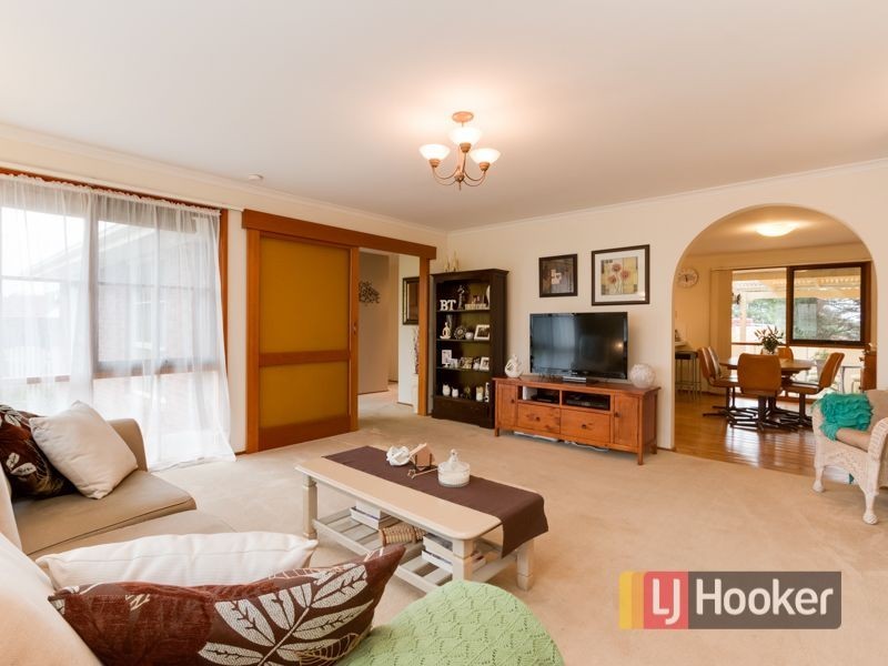 17 Skye Crescent, Endeavour Hills VIC 3802