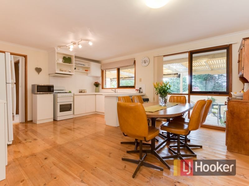 17 Skye Crescent, Endeavour Hills VIC 3802