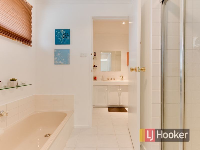 17 Skye Crescent, Endeavour Hills VIC 3802