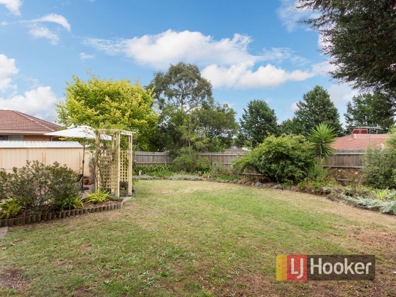 17 Skye Crescent, Endeavour Hills VIC 3802