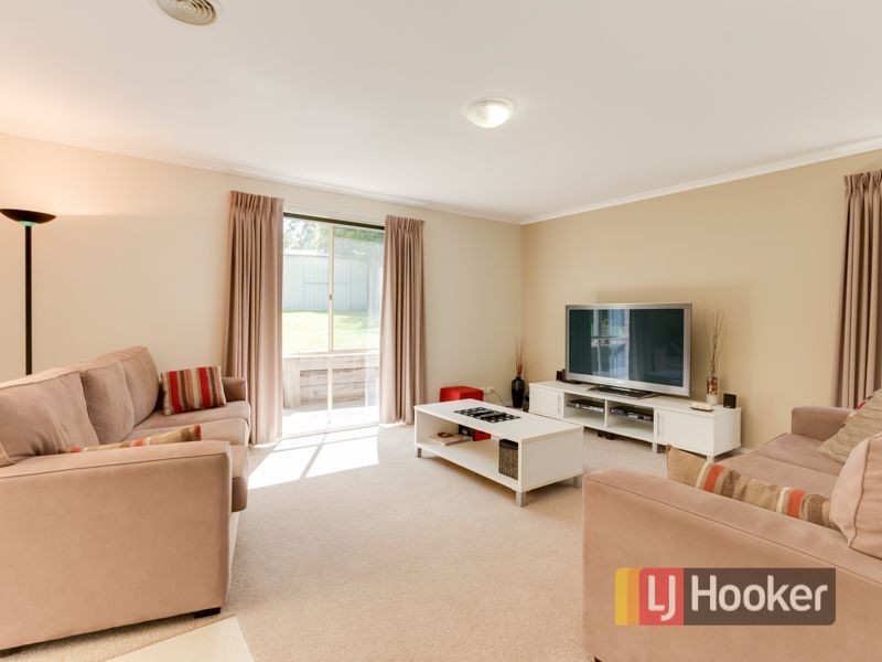 10 Barnsley Drive, Endeavour Hills VIC 3802