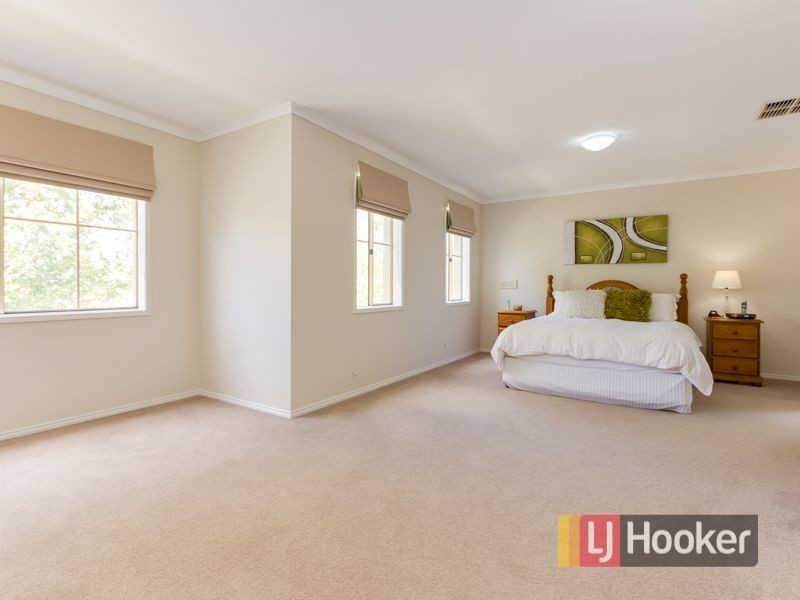 10 Barnsley Drive, Endeavour Hills VIC 3802