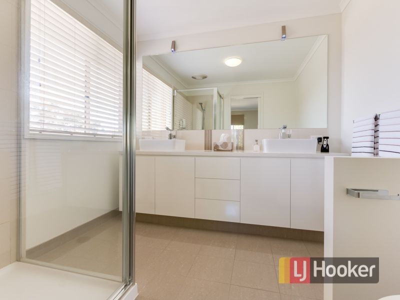 10 Barnsley Drive, Endeavour Hills VIC 3802