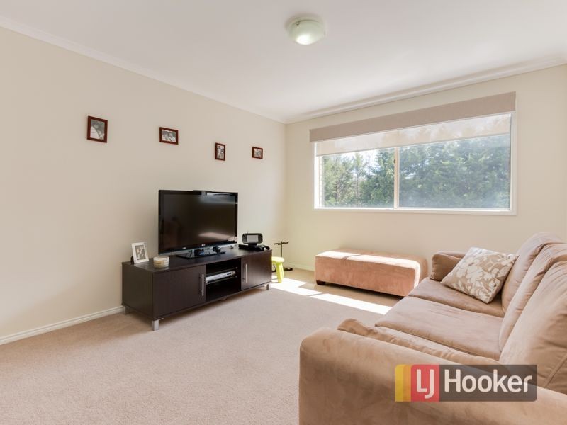 10 Barnsley Drive, Endeavour Hills VIC 3802