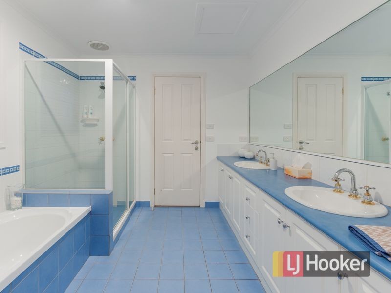 38 Joseph Banks Crescent, Endeavour Hills VIC 3802