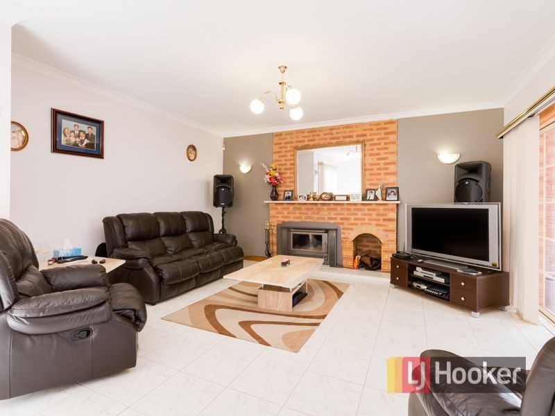 16 Barnsley Drive, Endeavour Hills VIC 3802