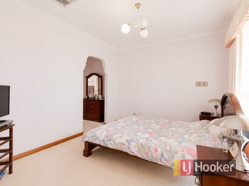 16 Barnsley Drive, Endeavour Hills VIC 3802