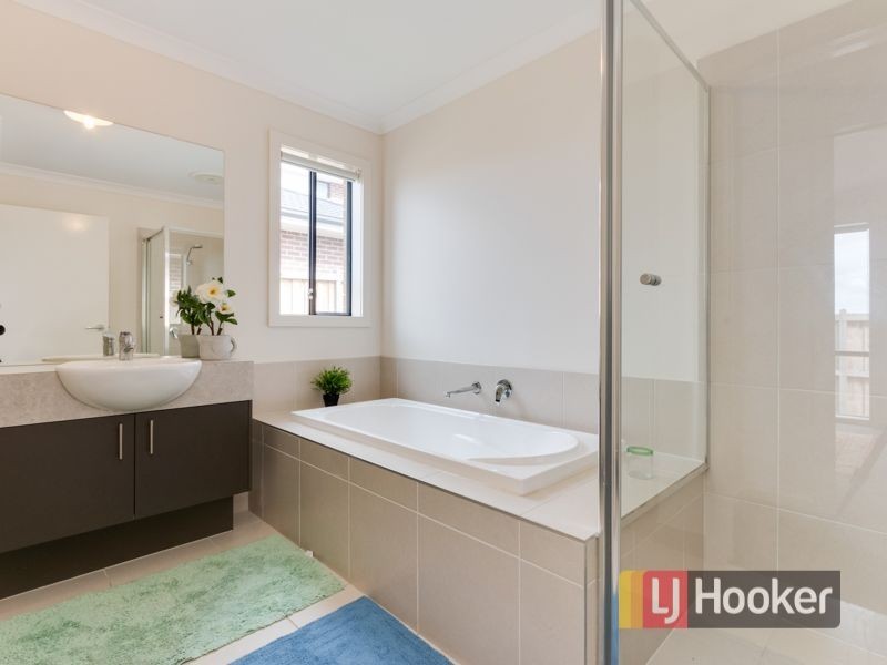 68 Mickleham Drive, Cranbourne North VIC 3977