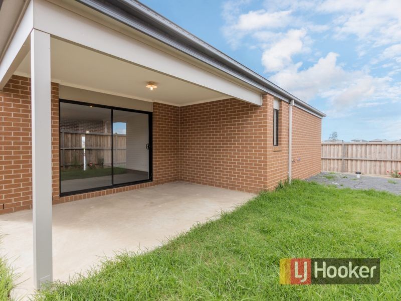 68 Mickleham Drive, Cranbourne North VIC 3977