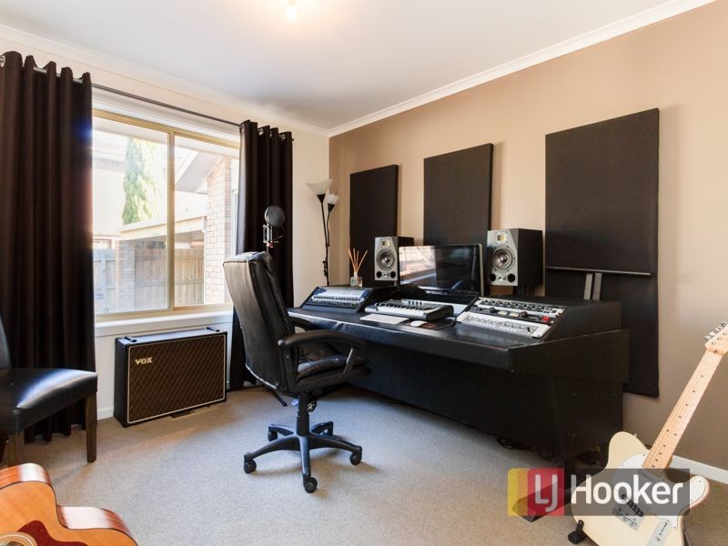 332 James Cook Drive, Endeavour Hills VIC 3802