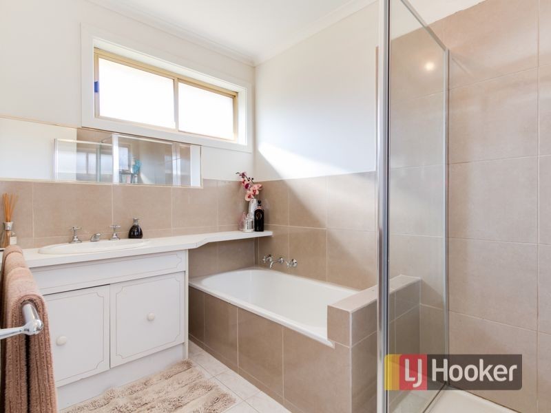 332 James Cook Drive, Endeavour Hills VIC 3802