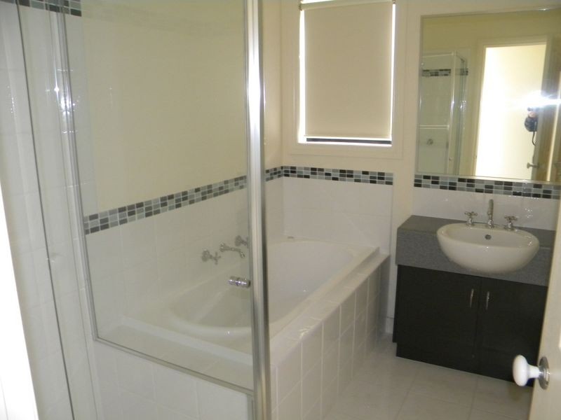 1/103 Army Road, Pakenham VIC 3810