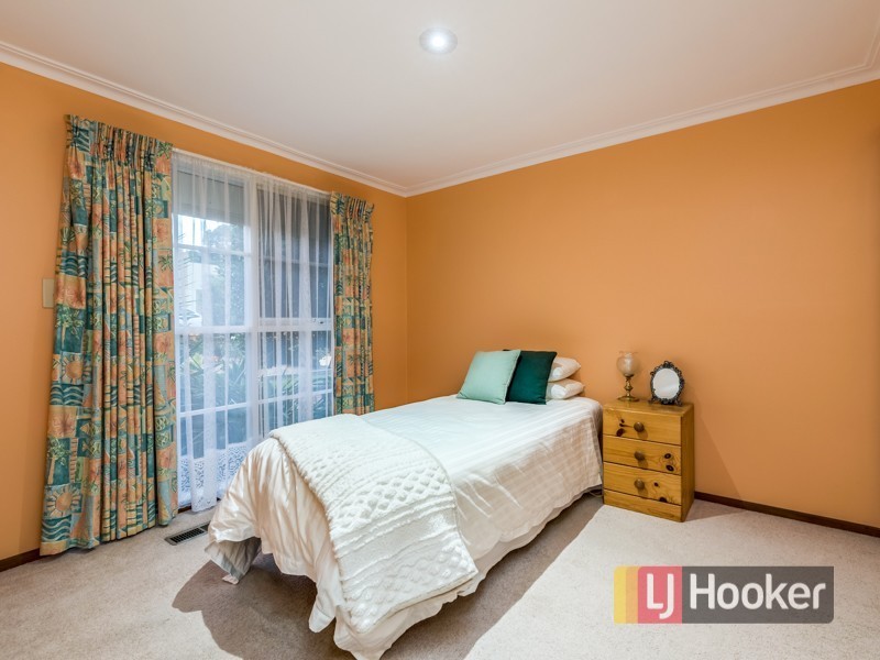 35 Isaac Smith Crescent, Endeavour Hills VIC 3802