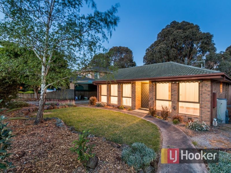 54 Ravenhill Crescent, Endeavour Hills VIC 3802