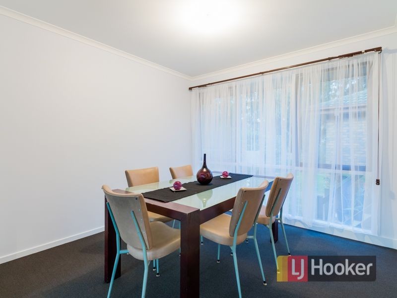 54 Ravenhill Crescent, Endeavour Hills VIC 3802