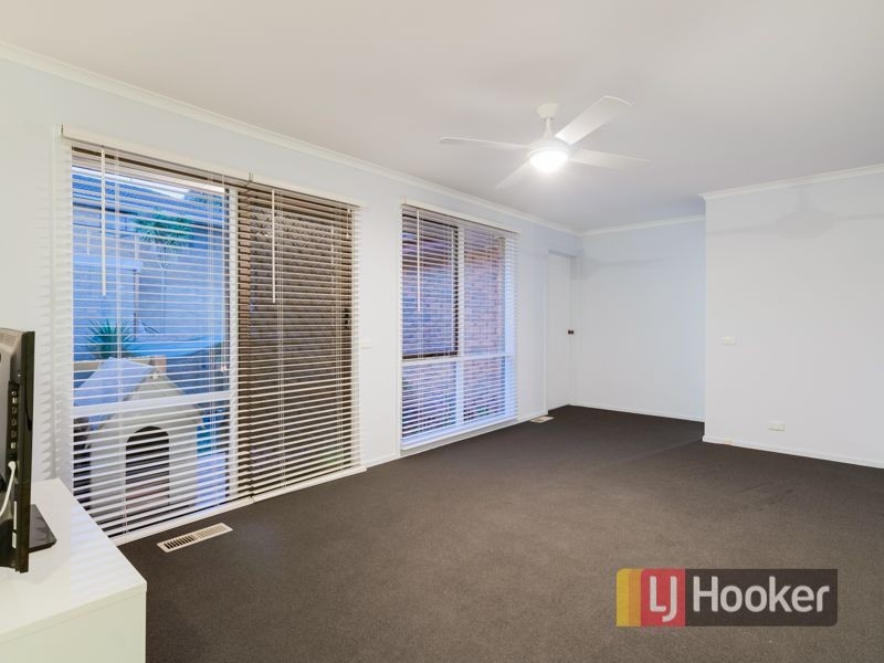 54 Ravenhill Crescent, Endeavour Hills VIC 3802