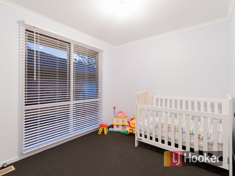 54 Ravenhill Crescent, Endeavour Hills VIC 3802