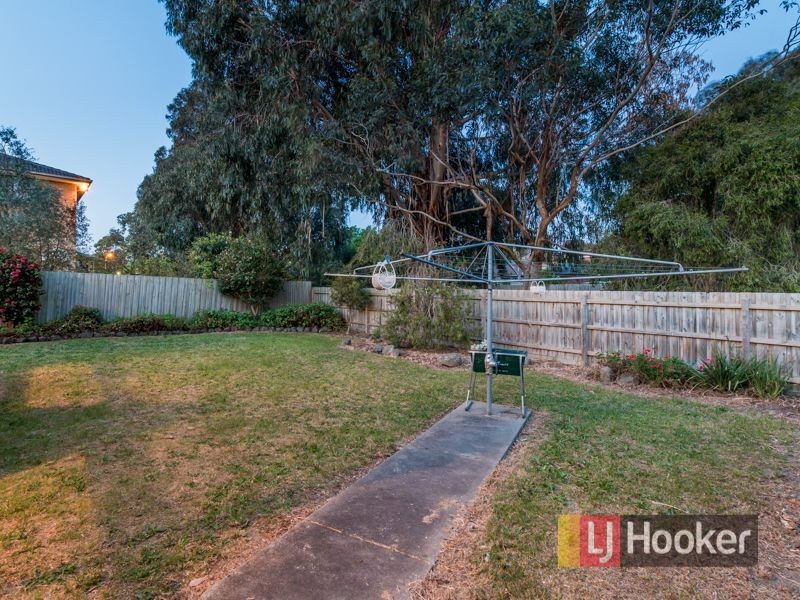 54 Ravenhill Crescent, Endeavour Hills VIC 3802