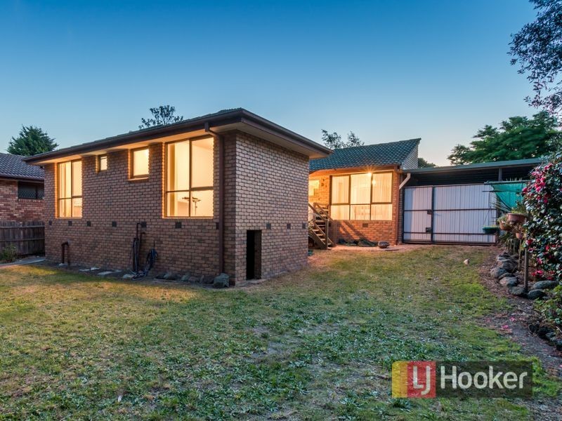 54 Ravenhill Crescent, Endeavour Hills VIC 3802