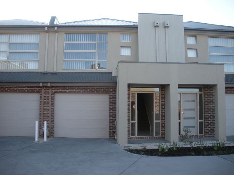 3/16-20 Honeysuckle Close, Pakenham VIC 3810