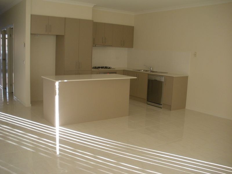 3/16-20 Honeysuckle Close, Pakenham VIC 3810