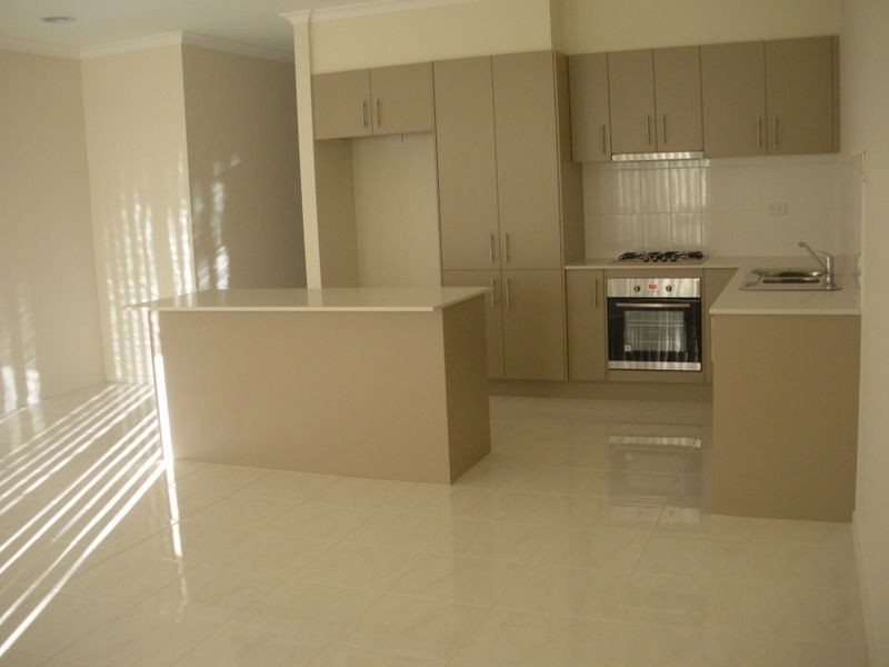 3/16-20 Honeysuckle Close, Pakenham VIC 3810