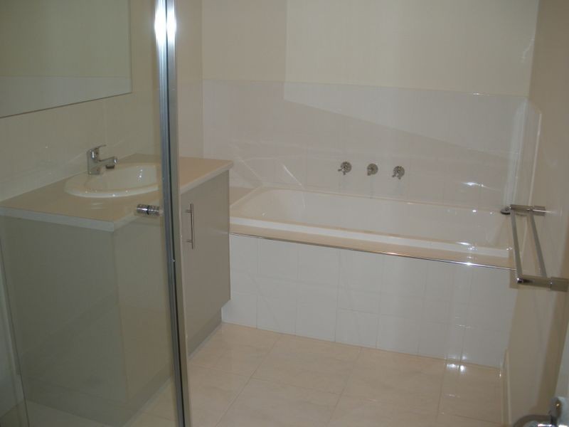 3/16-20 Honeysuckle Close, Pakenham VIC 3810