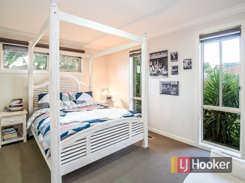 102 Chalcot Drive, Endeavour Hills VIC 3802