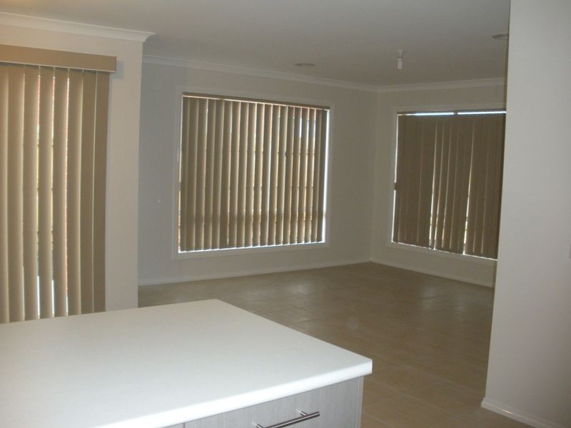 3/4 Bay Laurel Close, Lynbrook VIC 3975