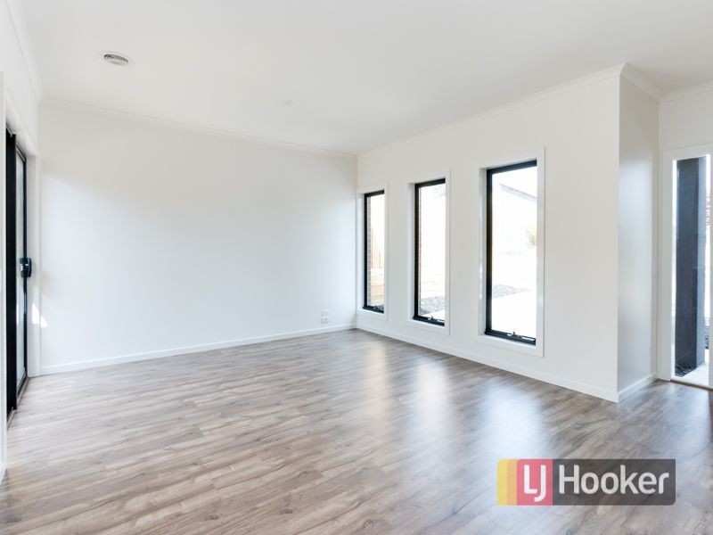 8 Stenocarpus Drive, Doveton VIC 3177