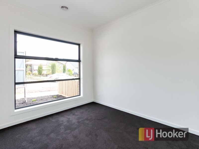 8 Stenocarpus Drive, Doveton VIC 3177