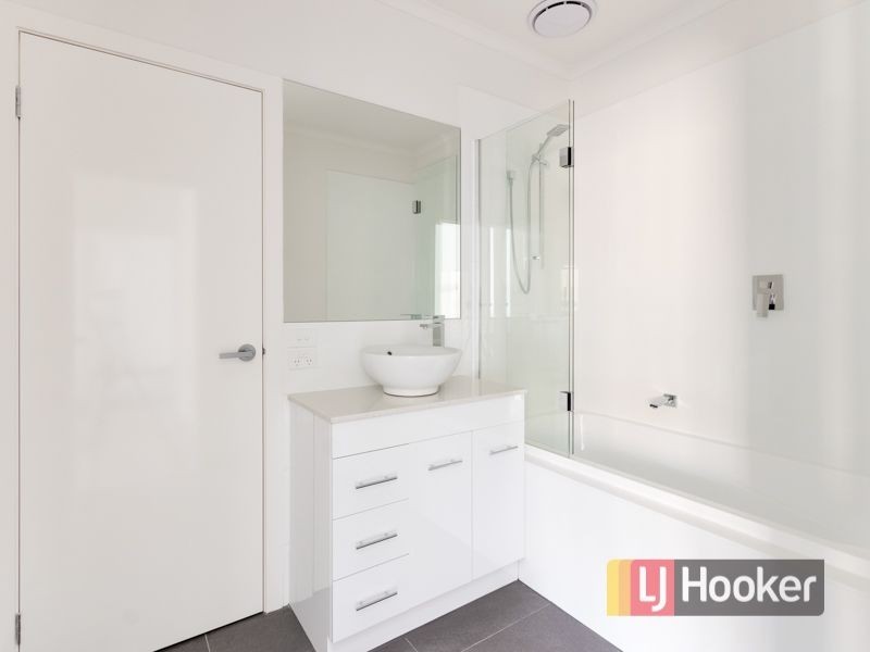 8 Stenocarpus Drive, Doveton VIC 3177