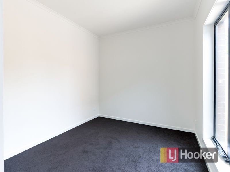 8 Stenocarpus Drive, Doveton VIC 3177