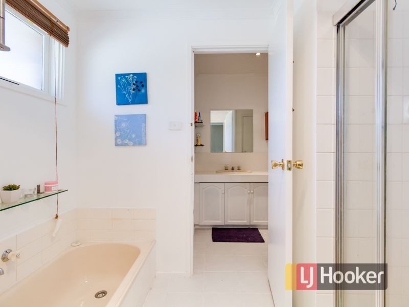 17 Skye Crescent, Endeavour Hills VIC 3802