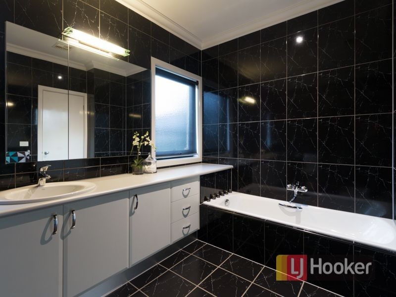 68 Lawson Way, Endeavour Hills VIC 3802