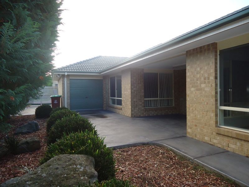 11 Lauradan Avenue, Berwick VIC 3806