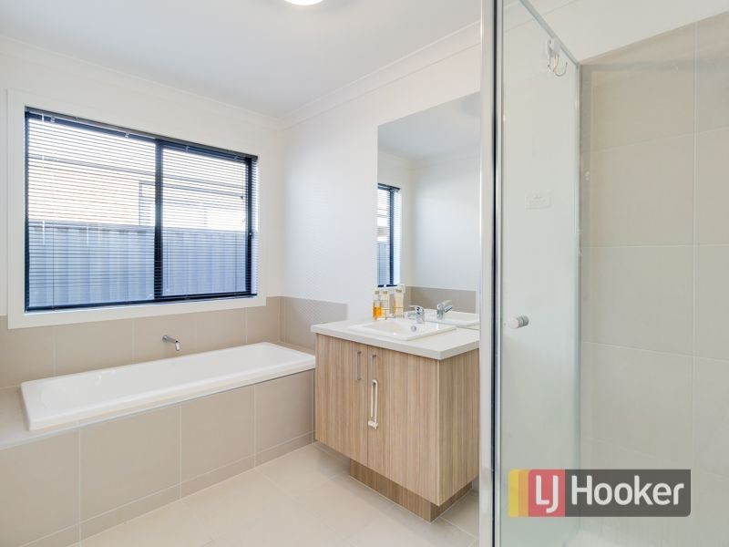 5 Stark Circuit, Cranbourne East VIC 3977