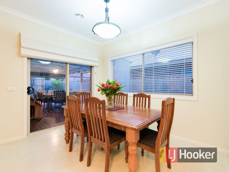 8 Silverleaf Crescent, Officer VIC 3809