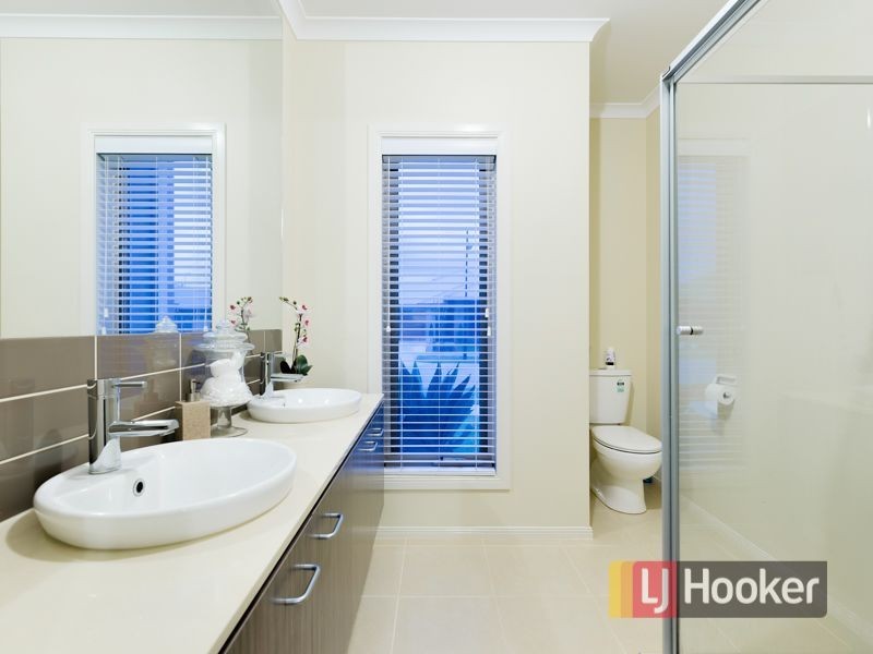 8 Silverleaf Crescent, Officer VIC 3809