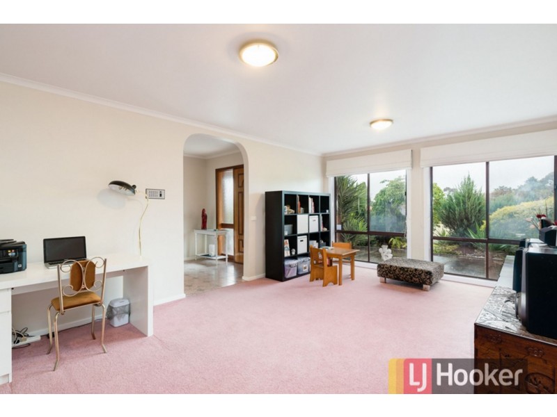 16 Lawson Way, Endeavour Hills VIC 3802