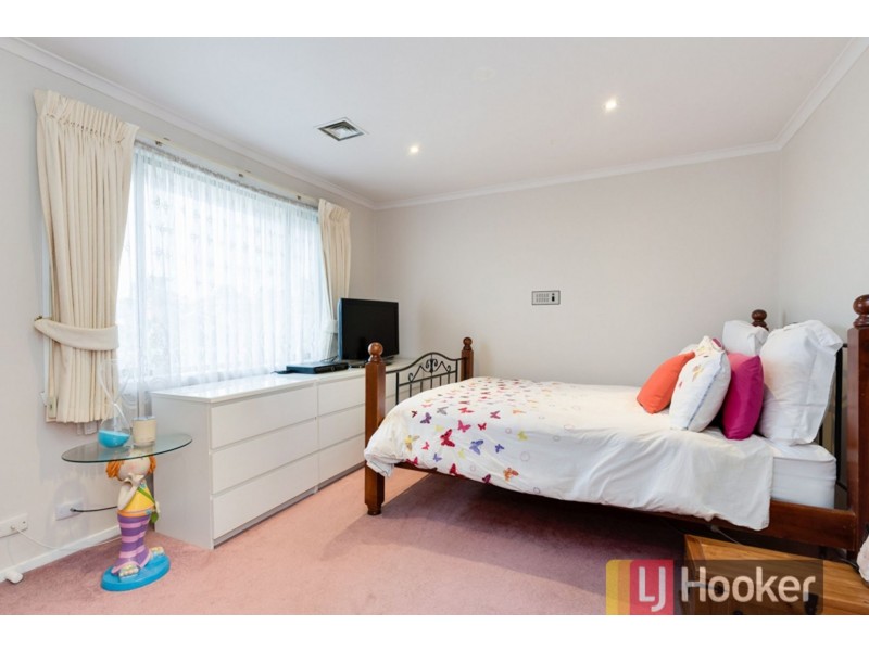 16 Lawson Way, Endeavour Hills VIC 3802