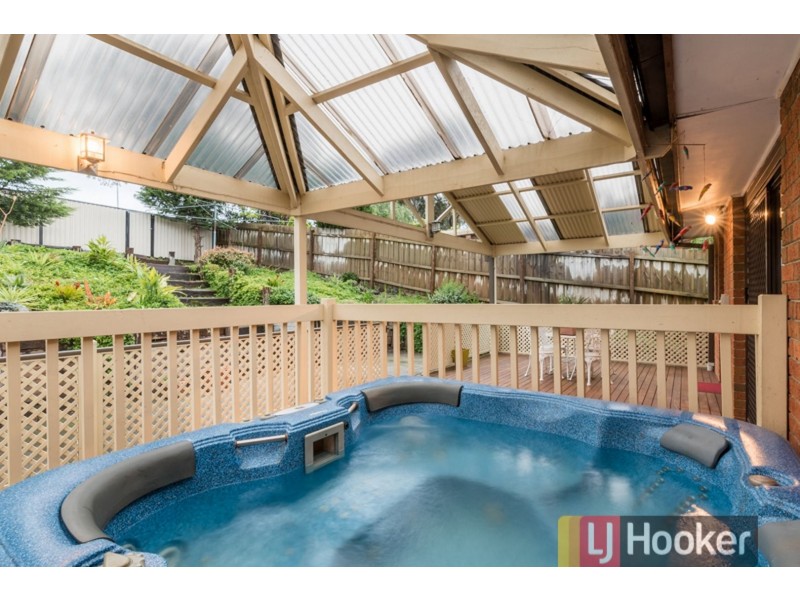 16 Lawson Way, Endeavour Hills VIC 3802