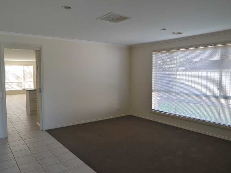 10 Regent Street, Moama NSW 2731