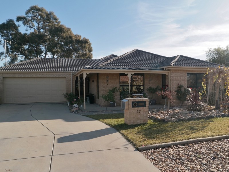 27 Woodlands Circut, Echuca VIC 3564