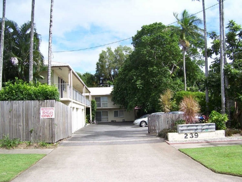 1/239 Lyons Street, Westcourt QLD 4870
