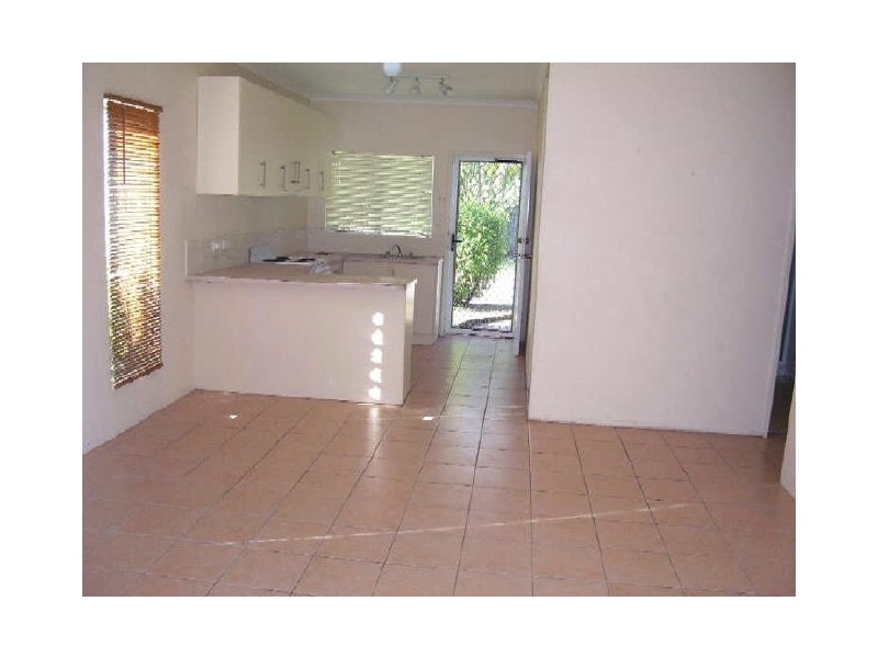 1/401 McCoombe Street, Mooroobool QLD 4870