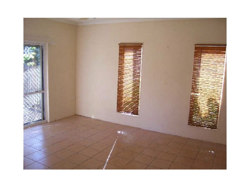 1/401 McCoombe Street, Mooroobool QLD 4870